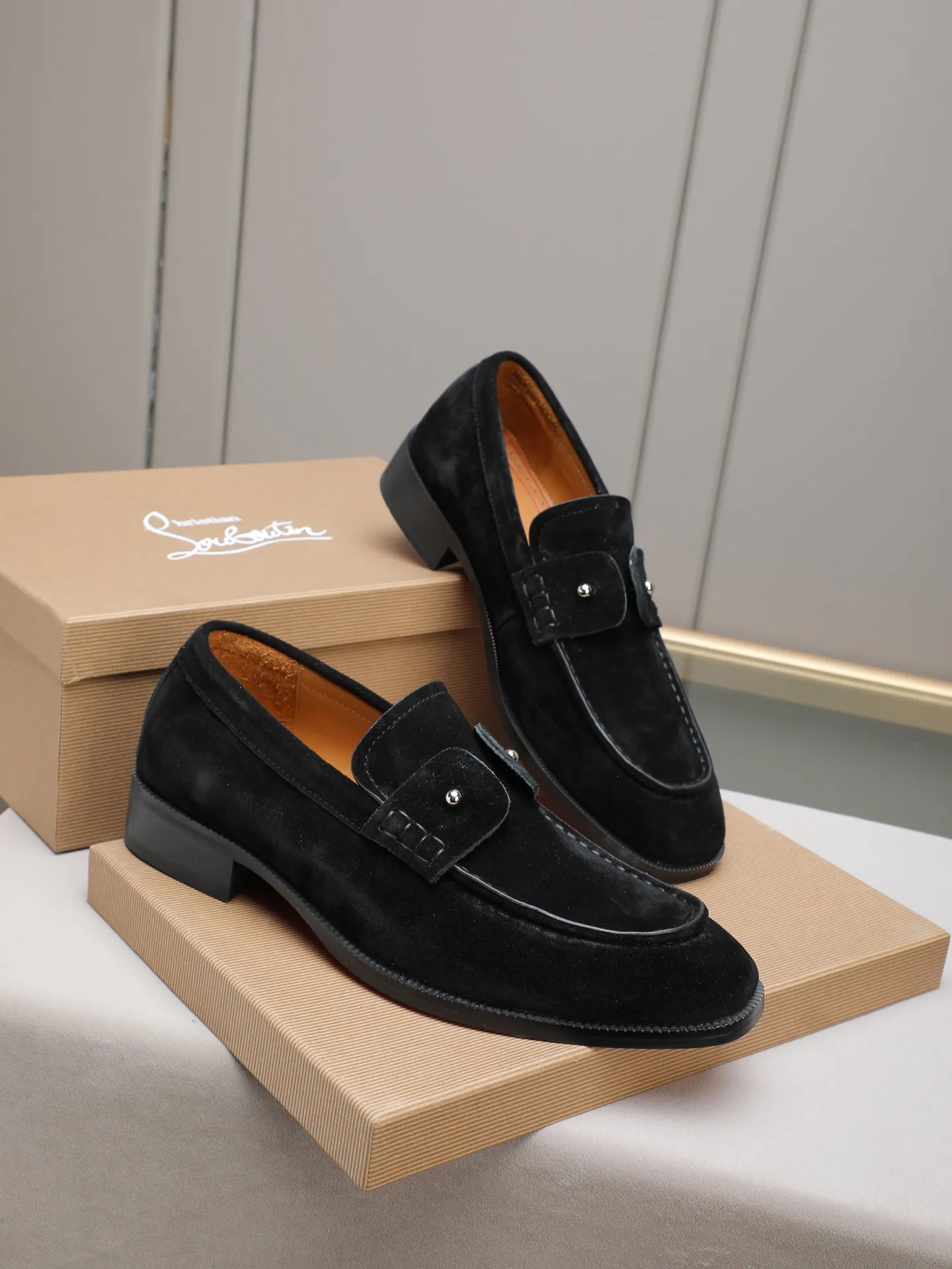 PP580 CL New formal dress shoes Christia* Loubouti* red-soled shoes GREGGO men's Oxford shoes Official price Made of imported high-mercerized suede, glossy small square tip design, iconic red outsole, extremely personalized shoe style, original color cowhide lining, original Italian leather outsole; fine workmanship, bringing you a luxurious experience. Clean silhouette and straightforward, GREGGO men's Oxford shoes It is an Oxford shoe type born for city roaming. Standard leather shoe size: 38～44# (45🉑️customized)
